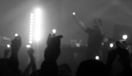 ¿Qué efecto medioambiental tienen que se enciendan mecheros en los conciertos?