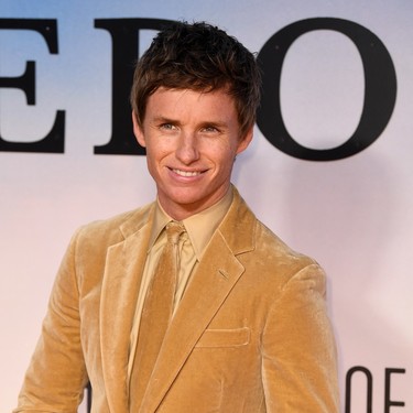 Eddie Redmayne apuesta por el terciopelo amarillo y nosotros vamos tomando nota para las fiestas navideñas