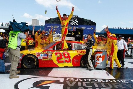 Kevin Harvick gana y se asegura la plaza en el chase