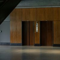 Hay juntas presionando a vecinos morosos negándoles la llave del ascensor. La Ley de Propiedad Horizontal tiene algo que decirles