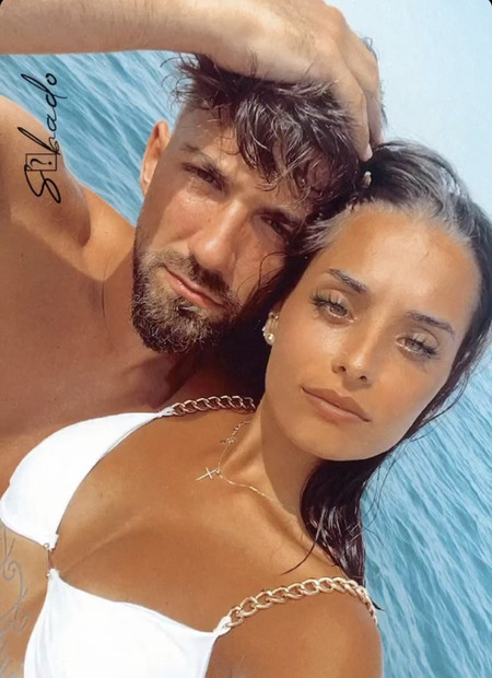 Qué calladito te lo tenías, pillín: Alejandro Albalá nos presenta a su nueva novia con esta pose de tapar entradas con flequillo, perfecta si no quieres ir a Turquía