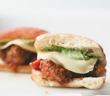 Espectacular sándwich de albóndigas con allioli de pesto