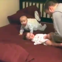 Cuando dos manos no alcanzan: cambiando a sus inquietos gemelos