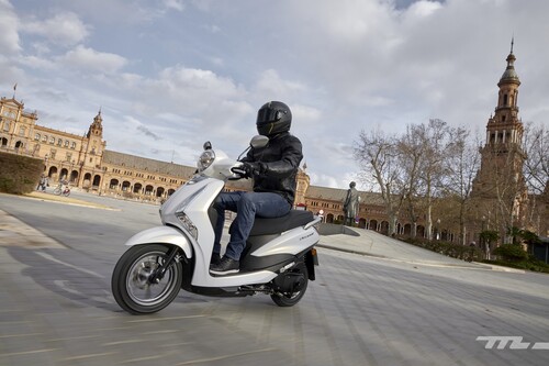 Probamos la Yamaha D'elight 125: un sencillo scooter sin carnet que convence por practicidad, consumo y precio