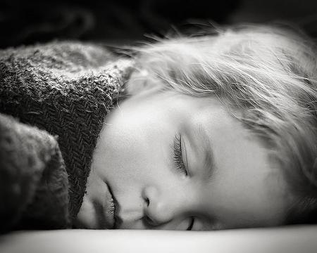 Niños que duermen menos de diez horas, mayor riesgo de obesidad