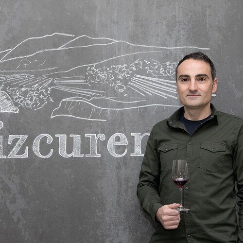 Empezó haciendo vino en el garaje de sus padres. Hoy es una bodega urbana en pleno Logroño que honra a la garnacha y las viñas viejas
