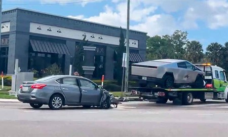 Accidente entre una Tesla Cybertruck y un Nissan Sentra