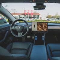 El Autopilot FSD de Tesla promete mejorar en los giros a la izquierda, una maniobra ya comprometida para un conductor