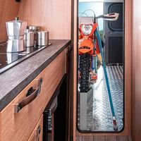 El sueño de cualquier motero aventurero no es una autocaravana gigante: es esta furgoneta camper con garaje para tres motos