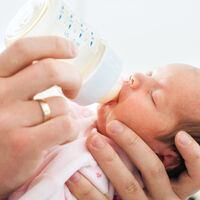 Los bebés alimentados con biberón tragan millones de microplásticos al día: cómo evitarlo