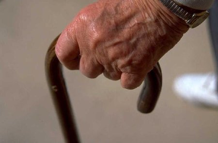 Los niños y los ancianos son más crédulos