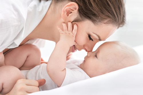 Los increíbles beneficios de cantarle a tu bebé