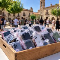Este pueblo en España quiere que sus vecinos no usen el móvil: “Tenemos una bolsa que está precintada y no podemos abrirla”