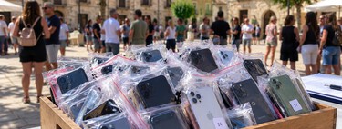 En un pueblo de España se han propuesto desconectar del móvil guardándolo en bolsas: “Me habrán llamado 700 personas tranquilamente”