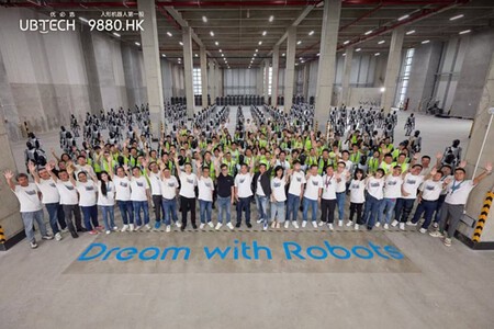 Funcionários ao lado de exército de robôs humanoides.