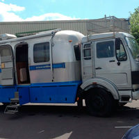 Este camión convertido en autocaravana Airstream tiene cocina completa, ducha y se alimenta del sol y el aire