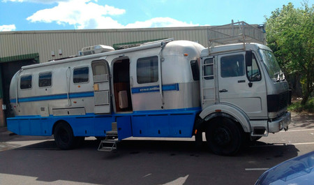 Este camión convertido en autocaravana Airstream tiene cocina completa, ducha y se alimenta del sol y el aire