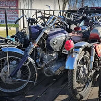 Alguien estaba a punto de achatarrar ocho míticas motos japonesas. Un friki motero las ha salvado, y tiene un tesoro