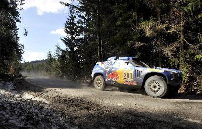 Carlos Sainz cede su liderato y atropella al copiloto de Masuoka