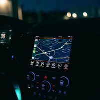 Este dispositivo rebajado hará que la pantalla de tu coche pueda hacer mucho más. Incluso ver Netflix o YouTube 