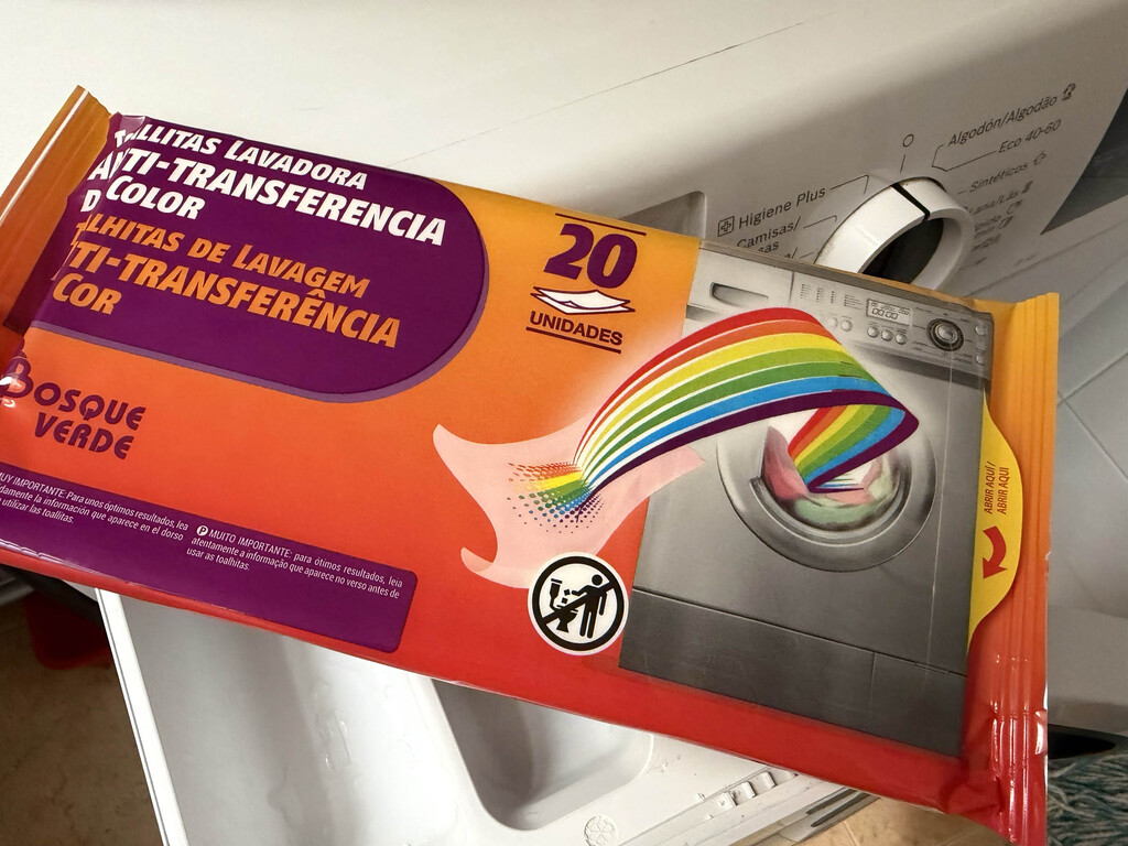He probado las toallitas anti-transferencia que vende Mercadona: he lavado ropa de color y blanca a la vez y esto ha pasado 