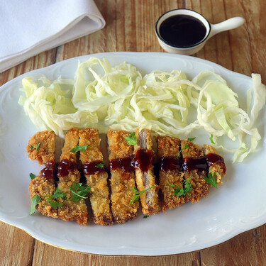 Tonkatsu, cómo preparar la versión japonesa del filete empanado, tan fácil como crujiente