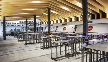 Dentro del mercado de Chamberí encontrarás un espacio gastronómico lleno de solera