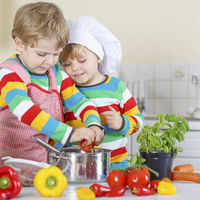 Hoy cocinamos con mamá: ideas para hacer de las tareas en la cocina un juego 