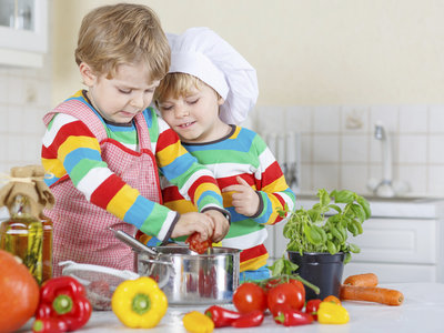 Hoy cocinamos con mamá: ideas para hacer de las tareas en la cocina un juego 