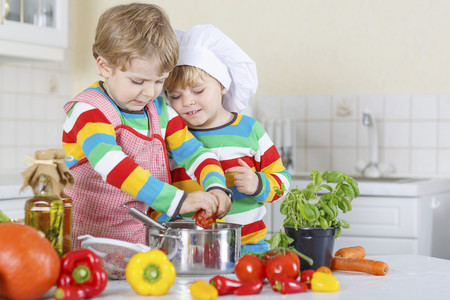 Hoy cocinamos con mamá: ideas para hacer de las tareas en la cocina un juego