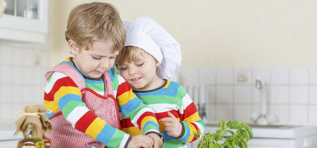 Hoy cocinamos con mamá: ideas para hacer de las tareas en la cocina un juego 
