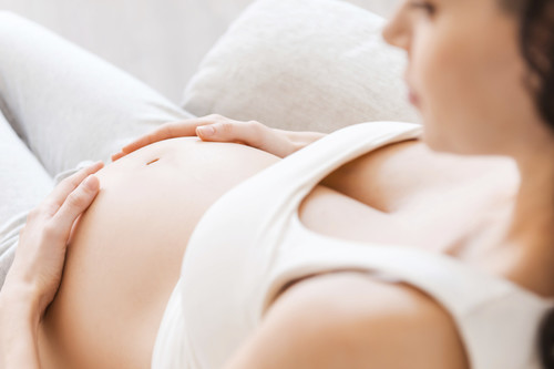 Pensamientos positivos y negativos: la montaña rusa de emociones que puedes sentir durante el embarazo