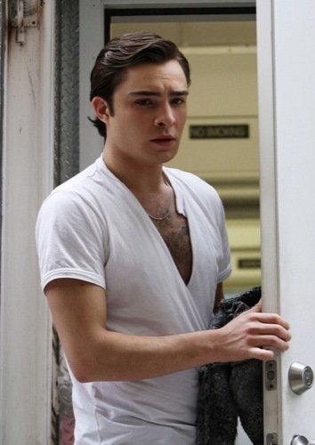 ¡No al look latin lover de pelo en pecho Ed Westwick!