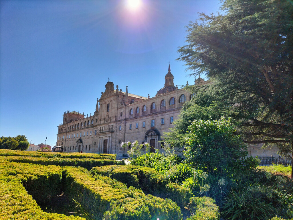 Escápate a este precioso pueblo entre viñedos y bodegas que esconde la espectacular versión gallega de El Escorial