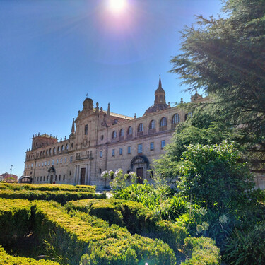 Escápate a este precioso pueblo entre viñedos y bodegas que esconde la espectacular versión gallega de El Escorial