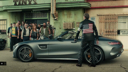El Mercedes Benz AMG GT Roadster aparecerá en el Super Bowl... junto a unos motociclistas