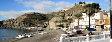 El pueblo pesquero detenido en la paz del Mediterráneo, el mejor lugar para comer pescado rico y barato con vistas al mar