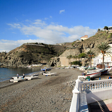 El pueblo pesquero detenido en la paz del Mediterráneo, el mejor lugar para comer pescado rico y barato con vistas al mar