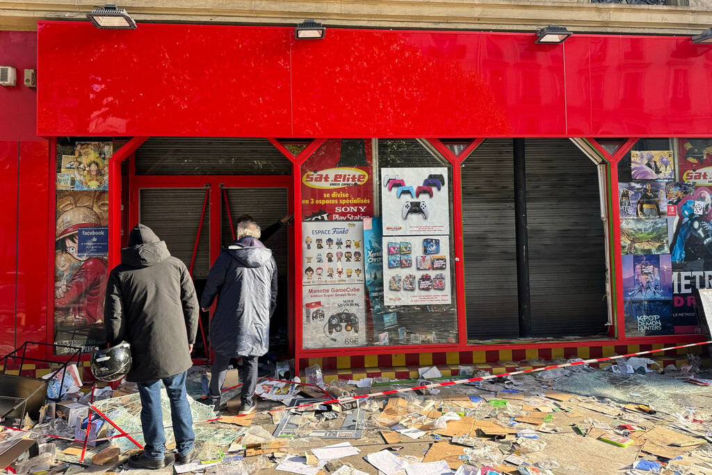 Saquean tiendas de videojuegos y coleccionismo en el centro de París