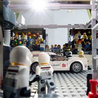 Fotógrafo de carreras recrea algunos momentos de Porsche, pero con coches de Lego