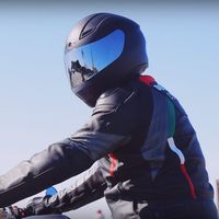 Reino Unido se plantea prohibir usar los dispositivos manos libres en marcha