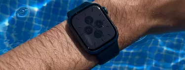 No, el "modo agua" del Apple Watch no lo protege cuando nadas con él. Te cuento su verdadera función