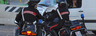 Un motorista se choca contra la puerta de un coche aparcado y le obligan a pagar la limpieza de sangre del asfalto