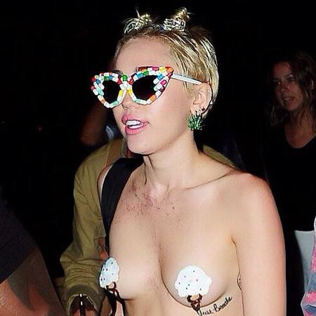De fiesta sin camisa. Lo normal para Miley Cyrus