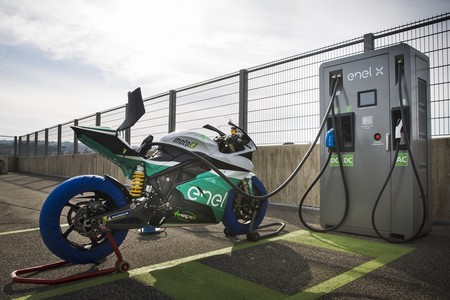 El estreno de MotoE se aplaza pero conservará cinco carreras en 2019 pese al incendio de Jerez