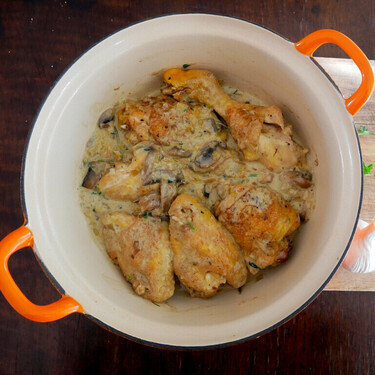 Pollo con nata y champiñones: un guiso fácil y súper sabroso