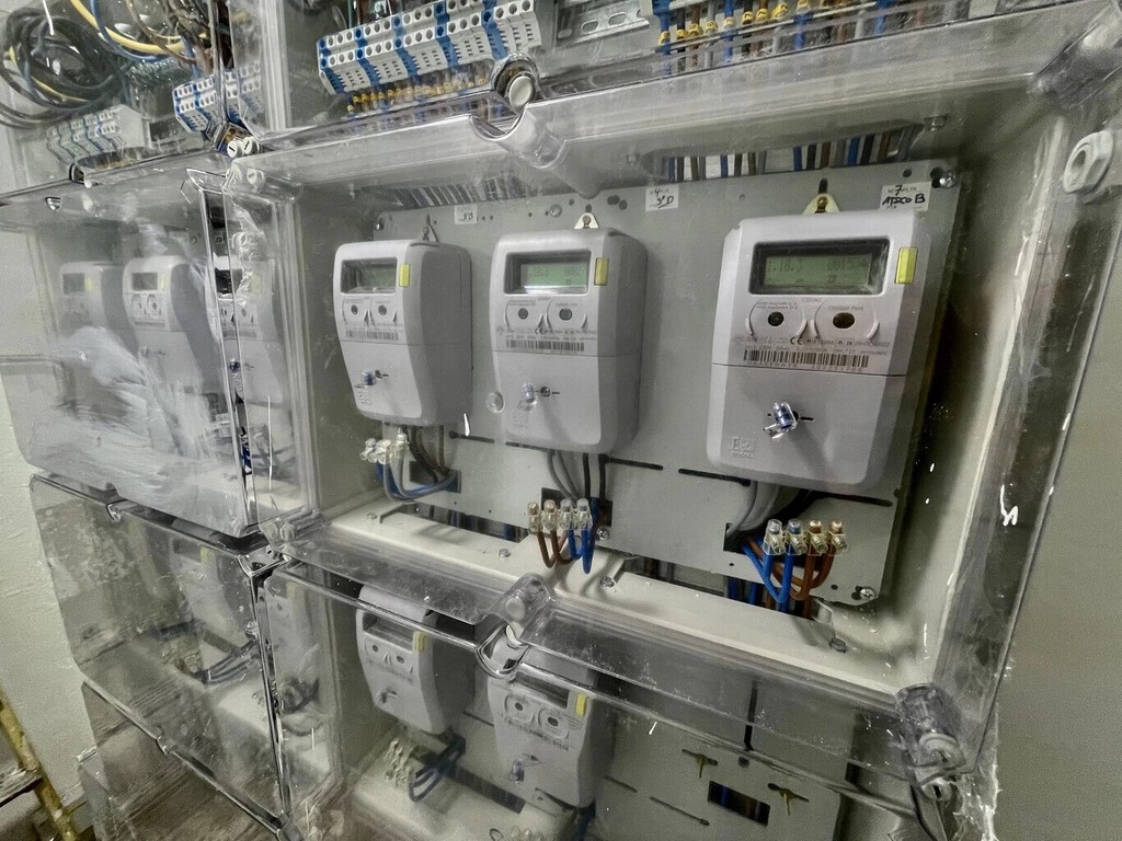 Casi nadie sabe para qué sirve la luz roja, naranja o verde del contador de la luz: esto es lo que indica cuando está parpadeando 