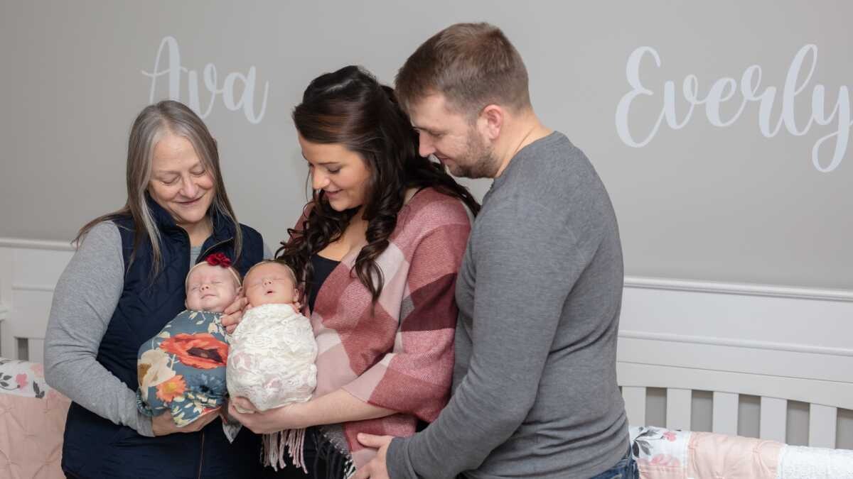 Tiene dos bebés, pero no son gemelas: queda embarazada un mes después de que su madre comenzara a gestar a su primer bebé