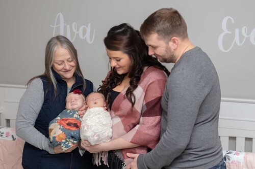 Tiene dos bebés, pero no son gemelas: queda embarazada un mes después de que su madre comenzara a gestar a su primer bebé