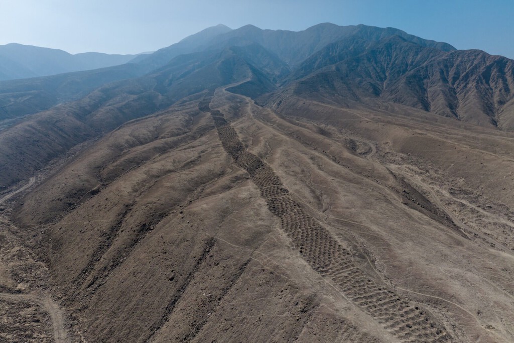 Había miles de agujeros misteriosos alineados en Perú. No sabíamos por qué hasta que un dron los ha visto desde el aire